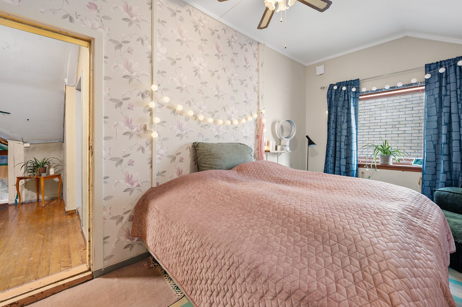 Rommet er lyst og har plass til en dobbeltseng og garderobeløsning. Galleribilde