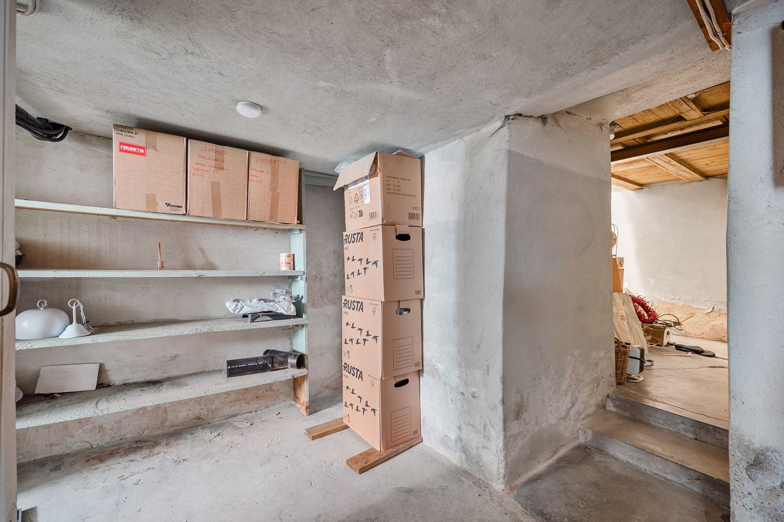 Kjelleren har støpt betonggulv og en takhøyde på rundt 1,92 meter i bodene. Galleribilde