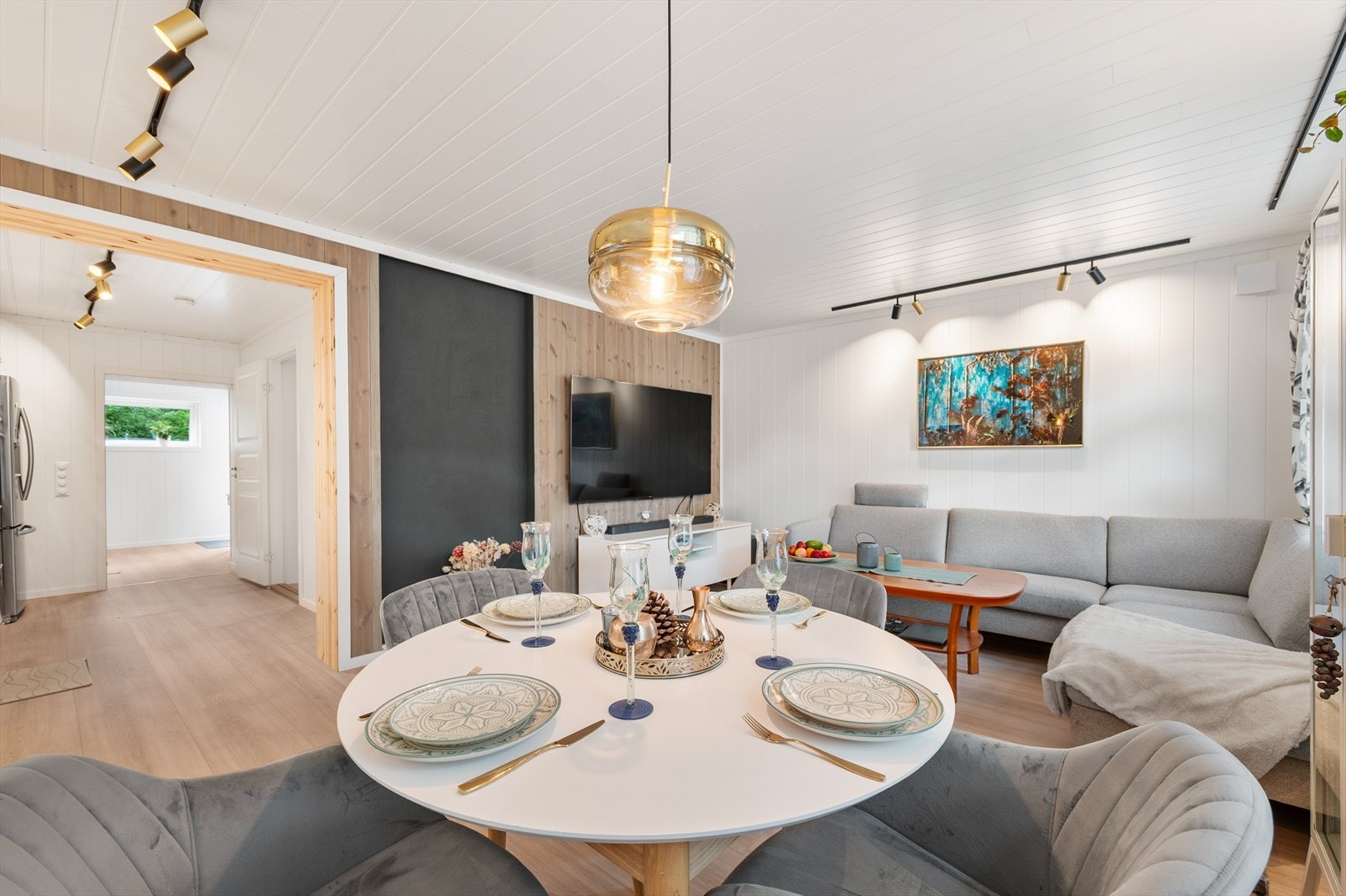 Den åpne løsningen mellom stue og spisestue gir en god romfølelse og fleksible møbleringsmuligheter. Galleribilde