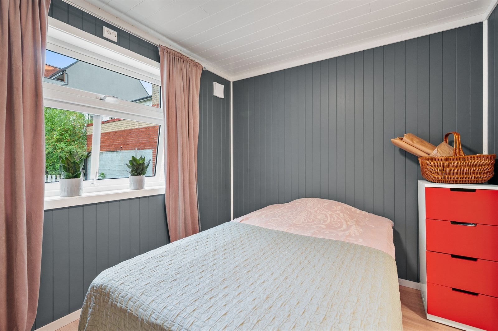 I første etasje finner vi et soverom med laminatgulv og panel på veggene. Galleribilde