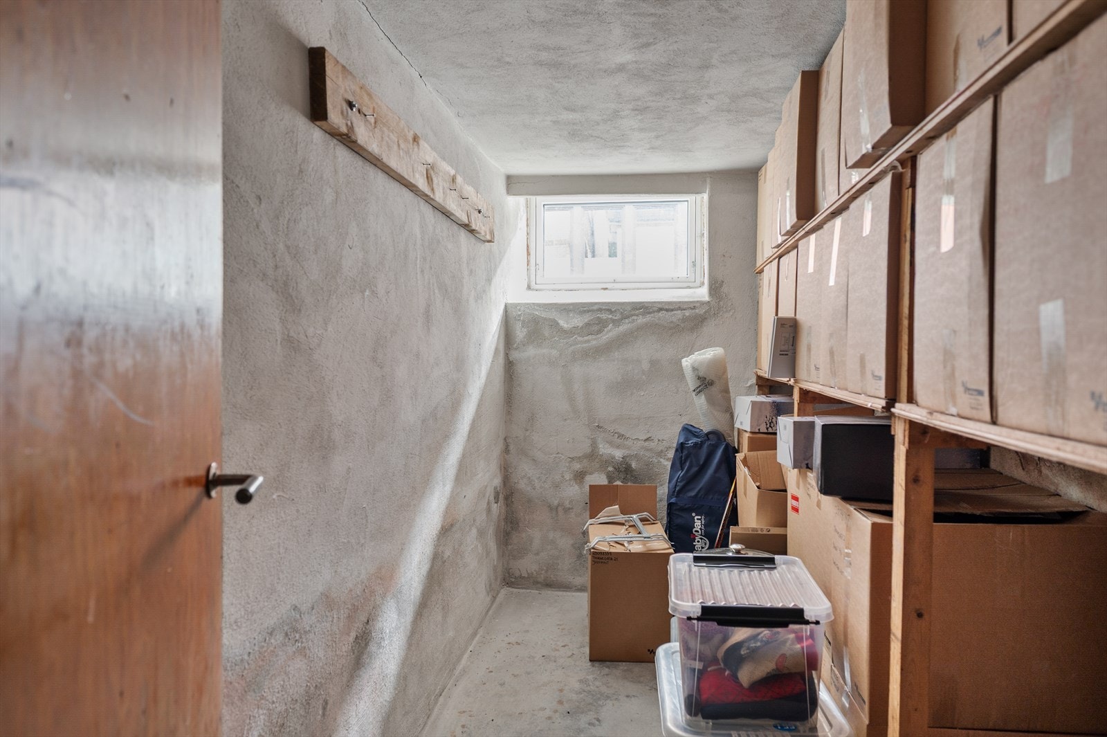 Vinduene i kjelleren er fra 2017 og gir et visst dagslys til bodene. Galleribilde