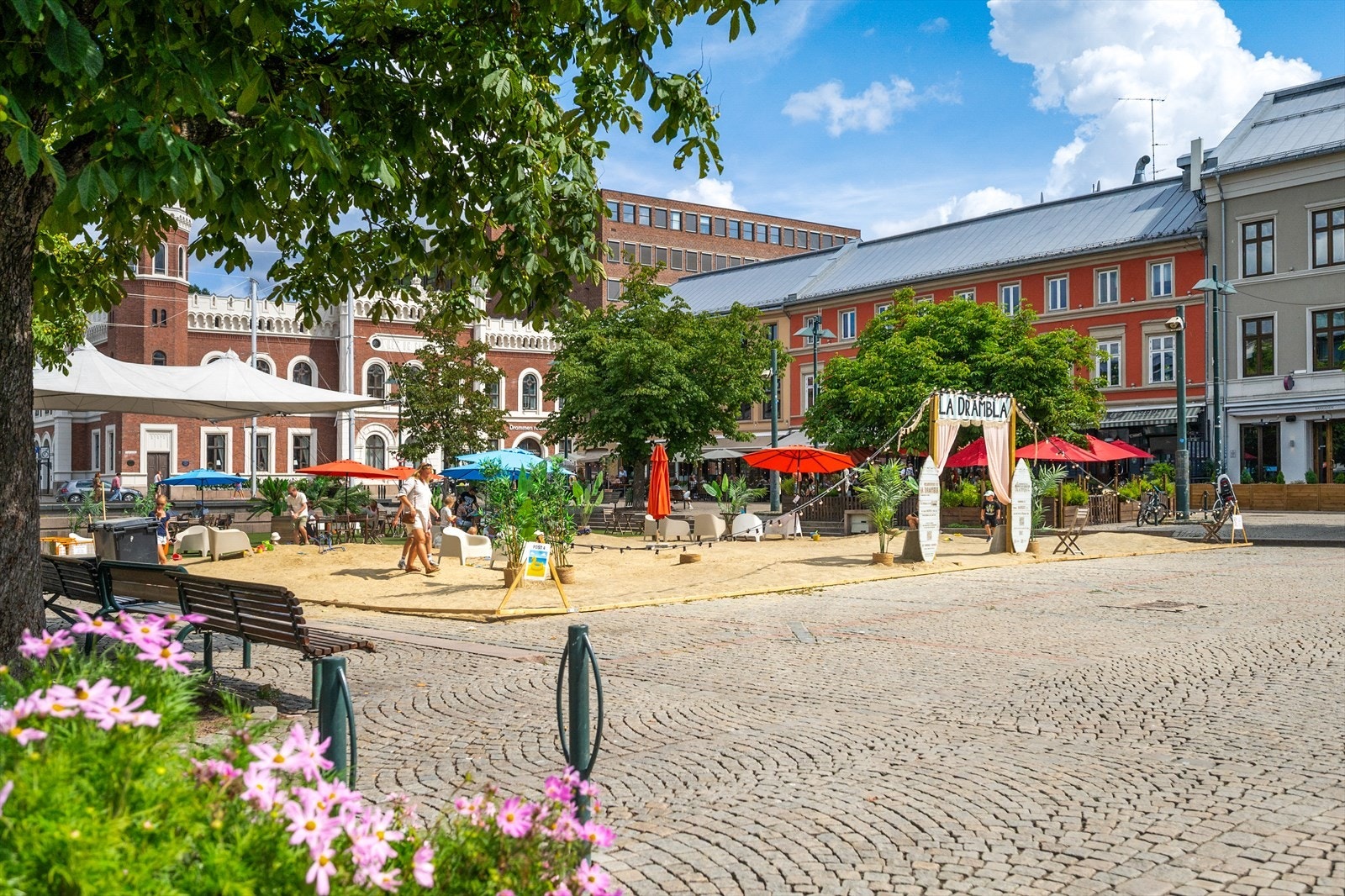 Området er kjent for sine hyggelige torg og møteplasser, som skaper en levende byatmosfære. Galleribilde