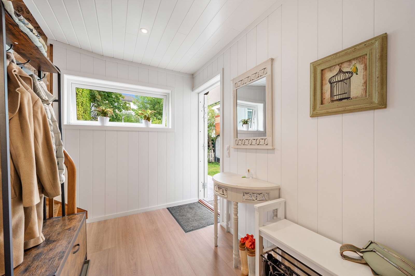 Velkommen inn i en lys entré med ny ytterdør fra 2023 og god plass for å henge fra seg yttertøy og sette fra seg sko. Galleribilde