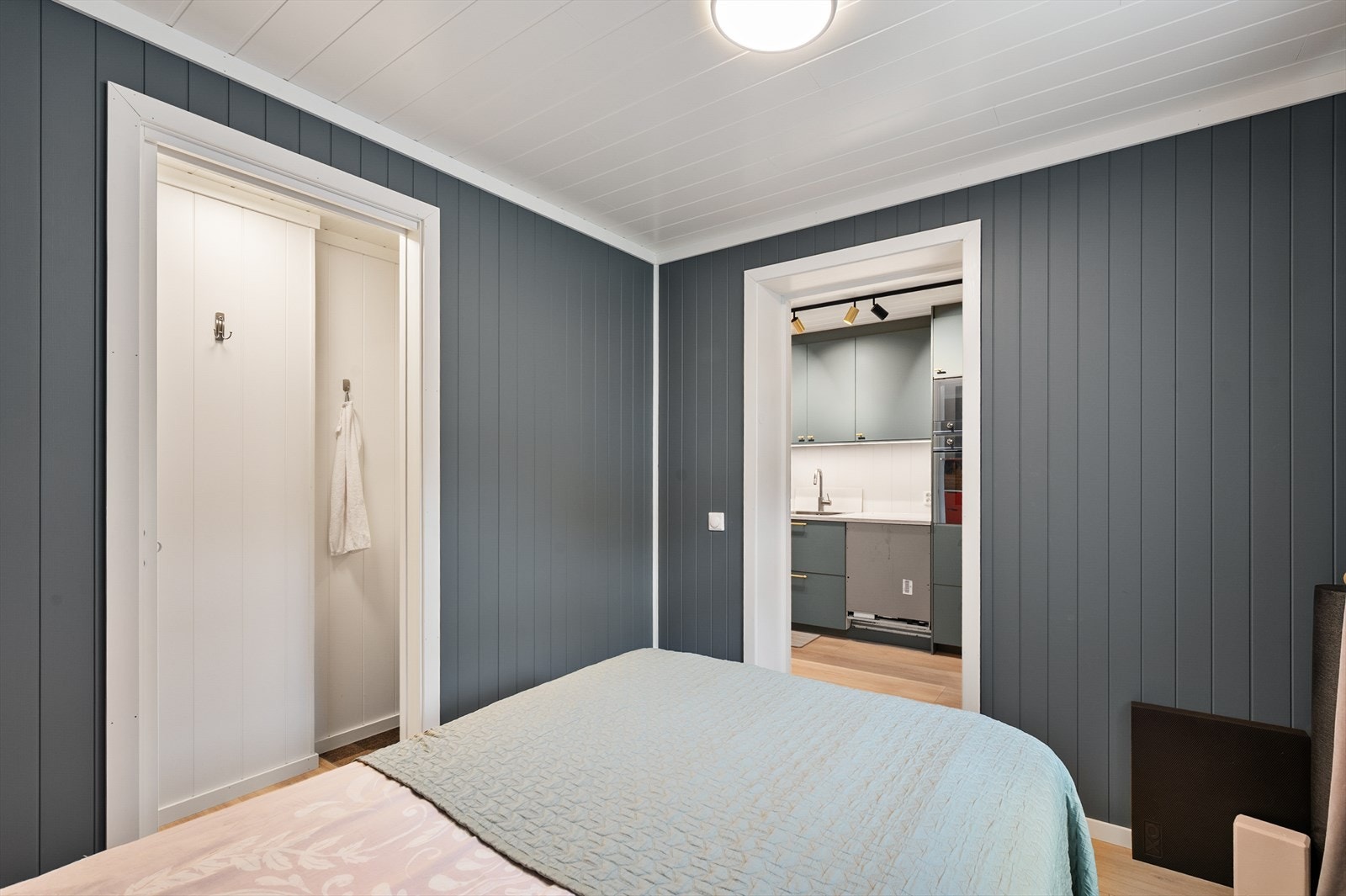 Rommet har en ny, profilert dør fra 2023, som leder inn til toalettrommet. Galleribilde