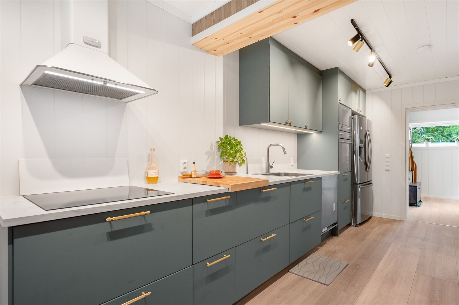 Vi fortsetter inn på kjøkkenet. Dette ble etablert i 2023 med en ny IKEA-innredning med glatte fronter. Galleribilde