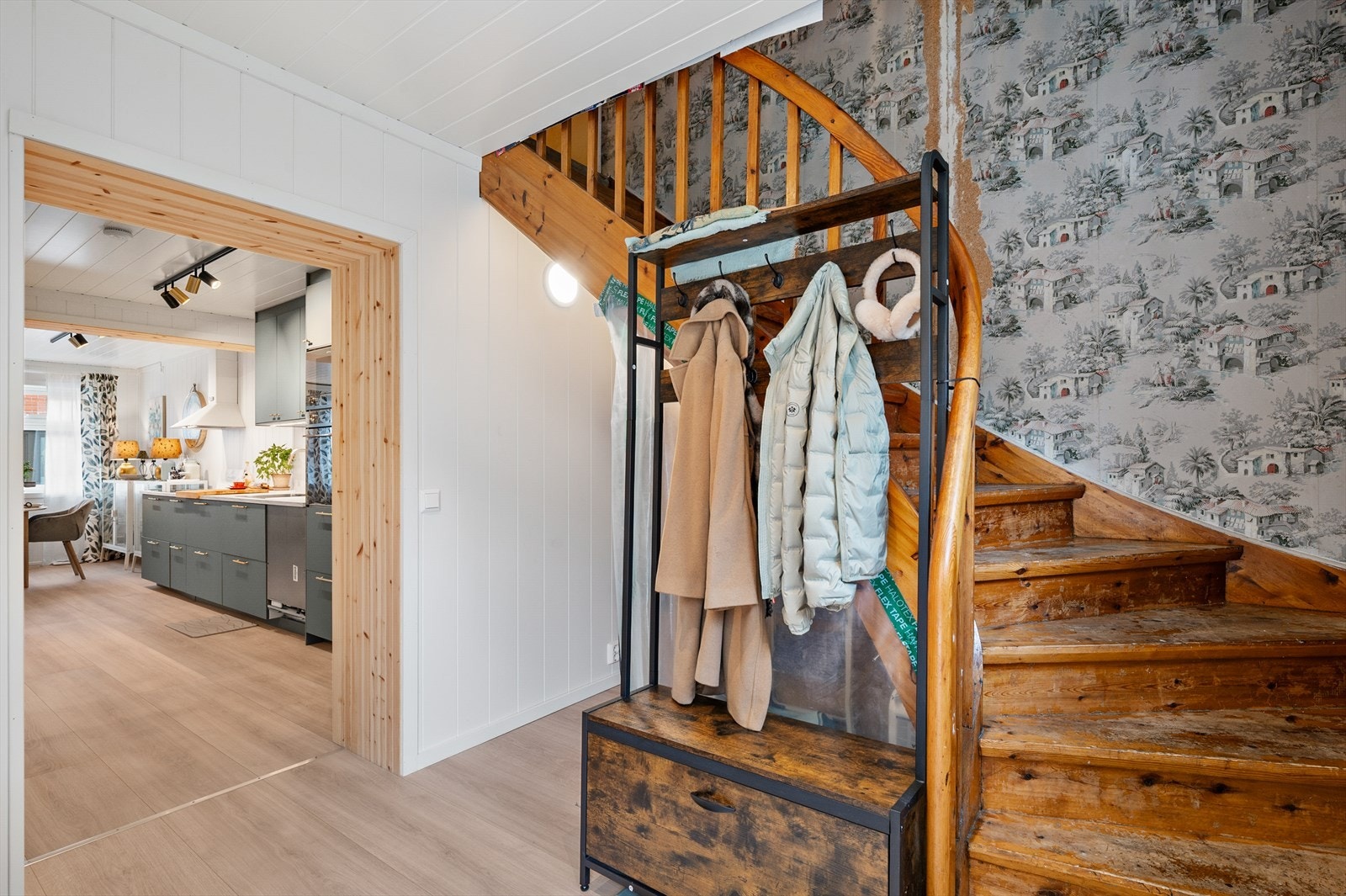 Fra gangen fører en solid tretrapp deg videre opp til boligens andre etasje. Galleribilde