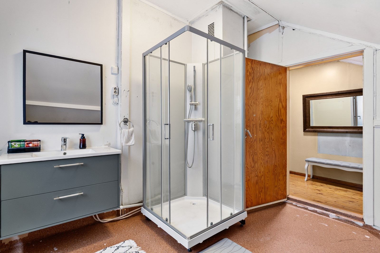 Badet i andre etasje er funksjonelt innredet med servantmøbel og dusjkabinett. Galleribilde