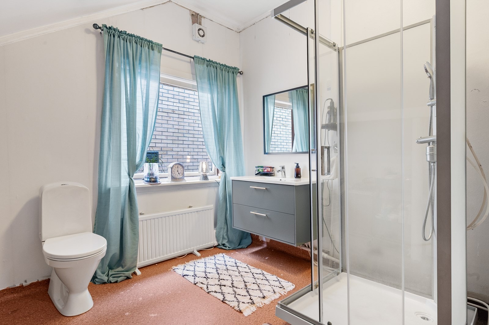 Rommet har gulvstående toalett og et vindu som gir naturlig lys. Galleribilde