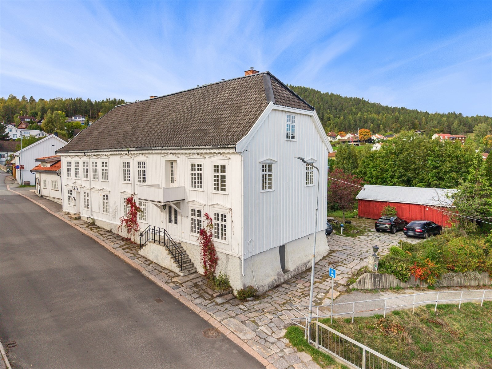 Den fungerte da som bolig for kjøpmennen Tore og Knut Rogstad. Senere har den fungert som bolig i 2. etasje, mens 1. etasje har fungert som barnehave, salmakeri, centibit, legekontor og frisørsalong. Galleribilde