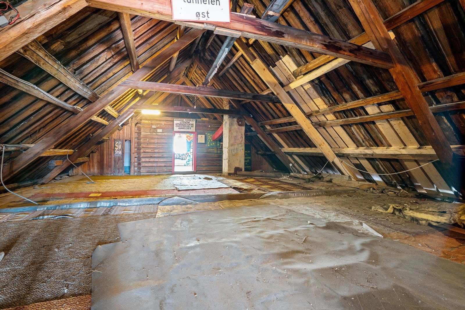 Uinnredet loftsrom. Galleribilde