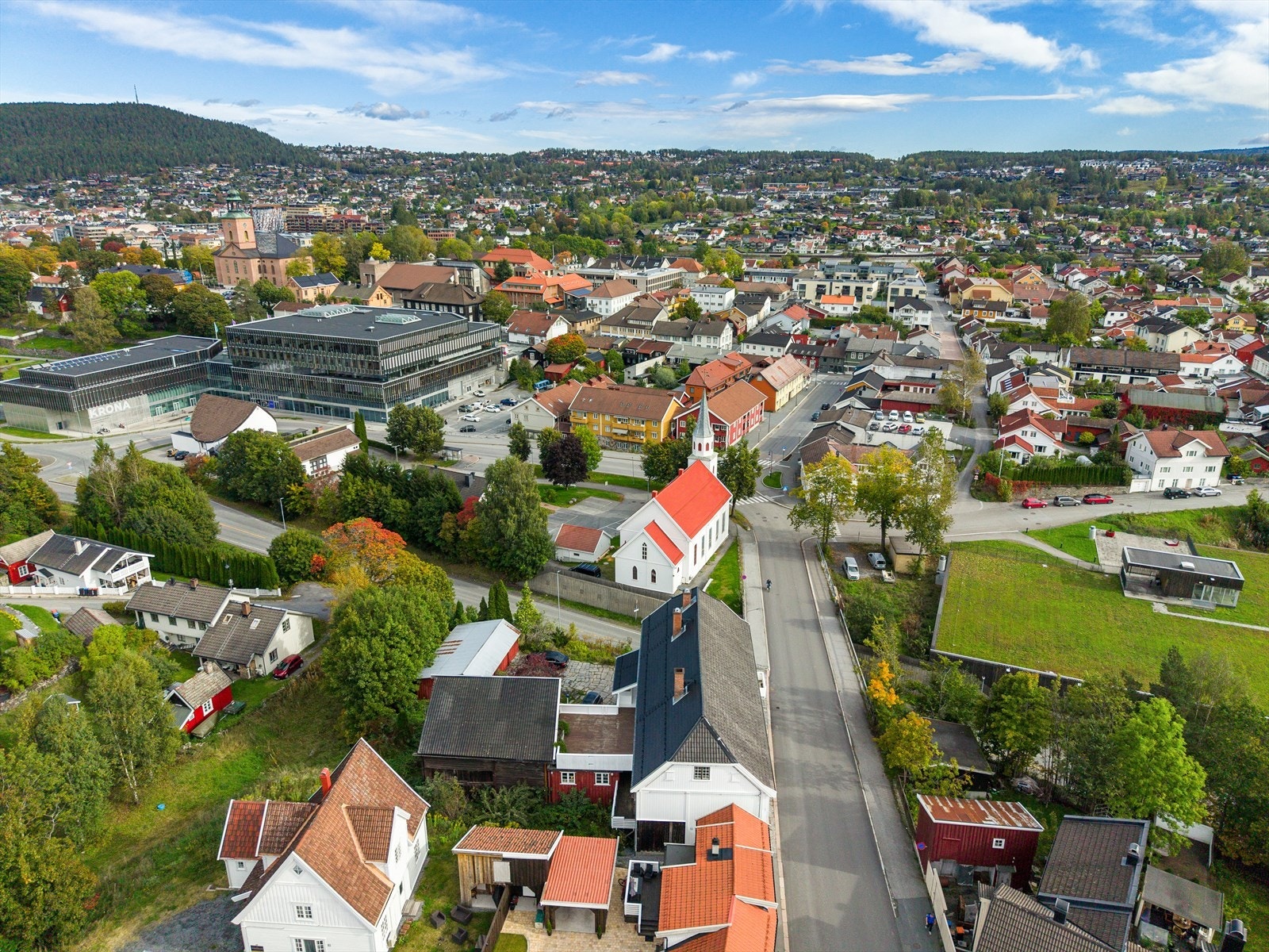 Eiendommen ligger sentralt og fint til, i et eldre etablert boligområde i Rogstadbakken på vestsiden. Galleribilde
