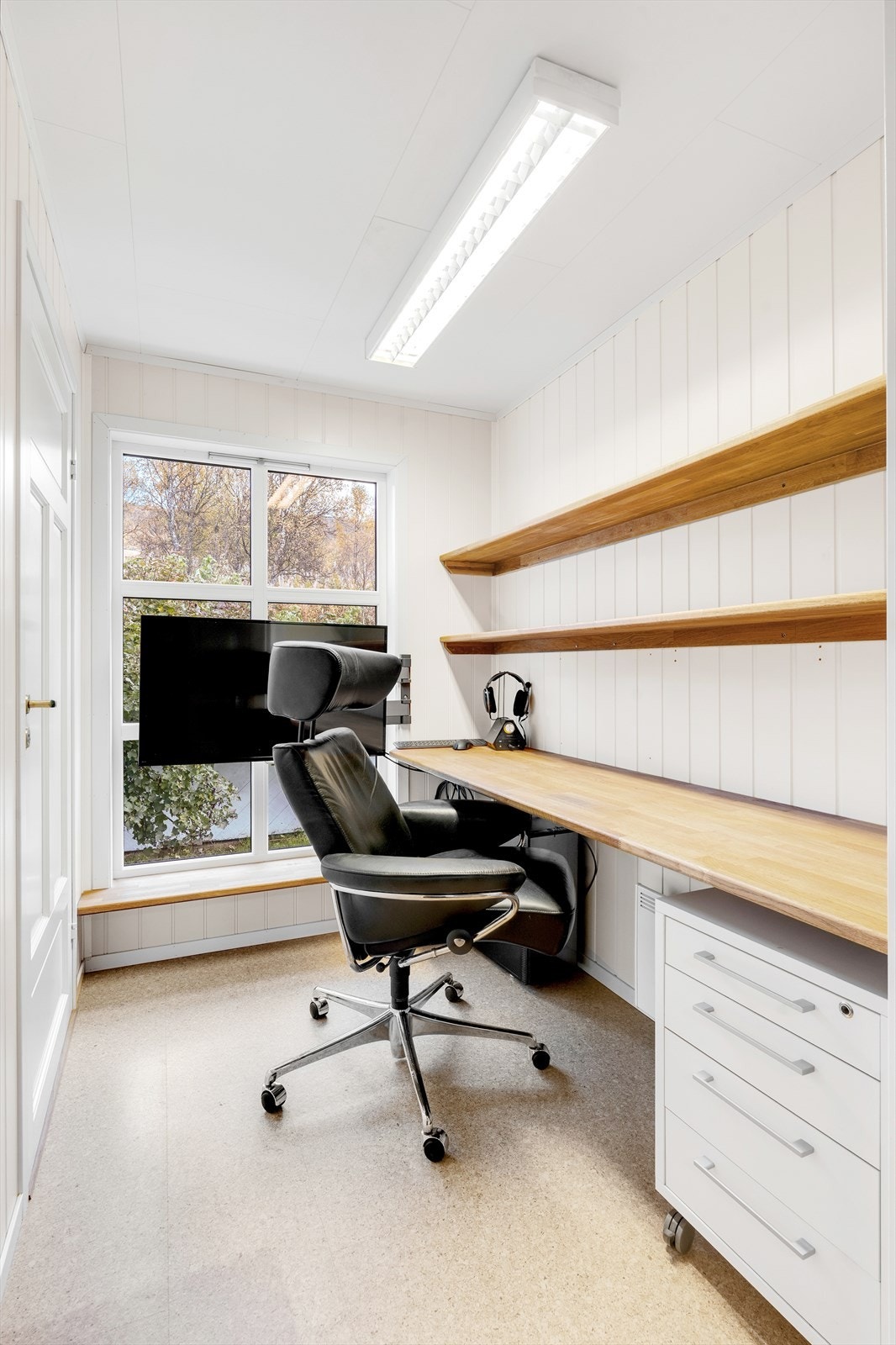 Tilknyttet TV-stuen får du et utmerket sted for hjemmekontor. Galleribilde