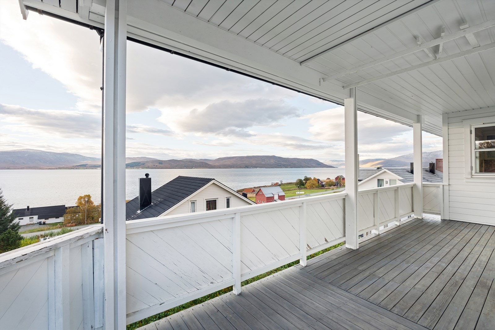 Vestvendt balkong, med nydelig utsikt over hele horisonten. Galleribilde
