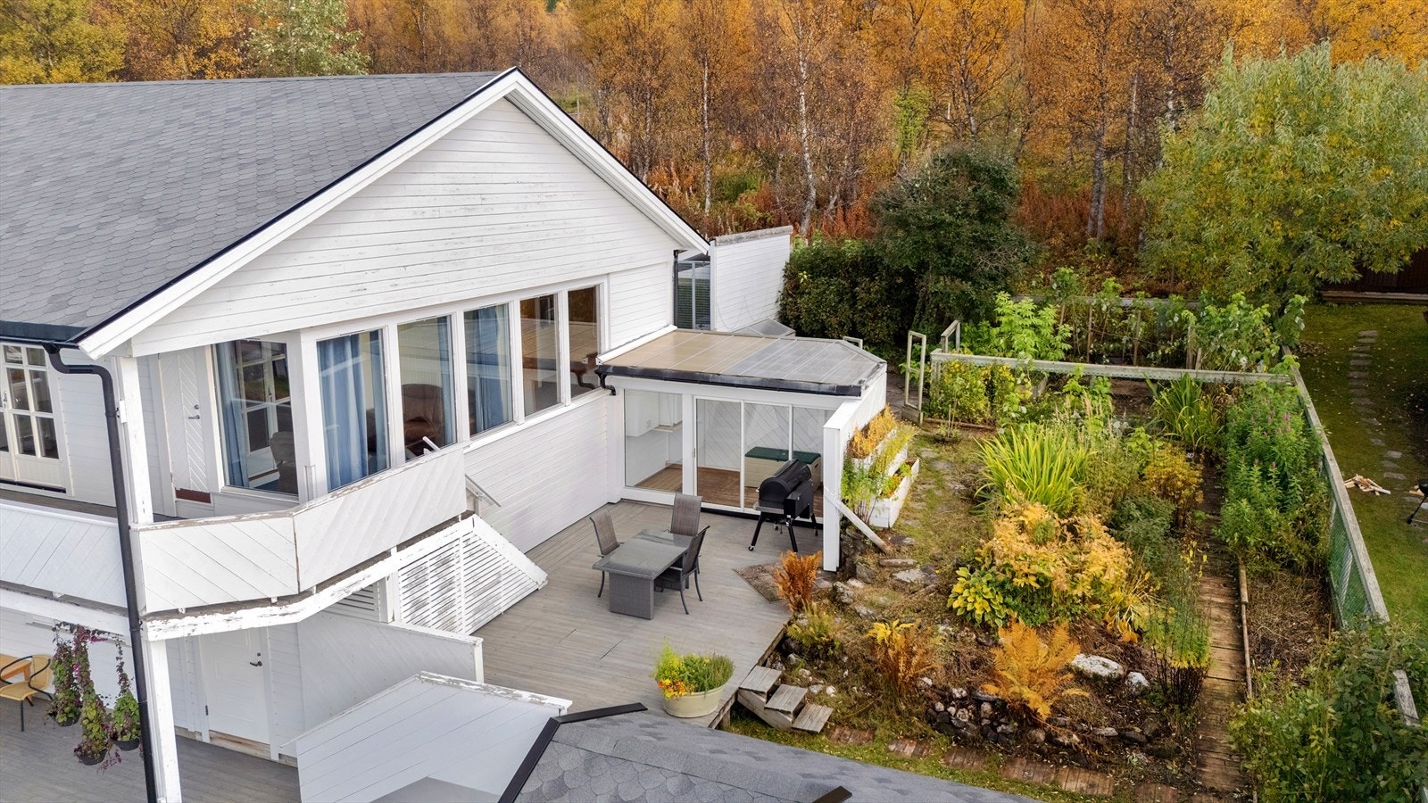 Her kan man nyte varme sommerdager! Flotte grøntarealer, beplantet med diverse vekster. Galleribilde