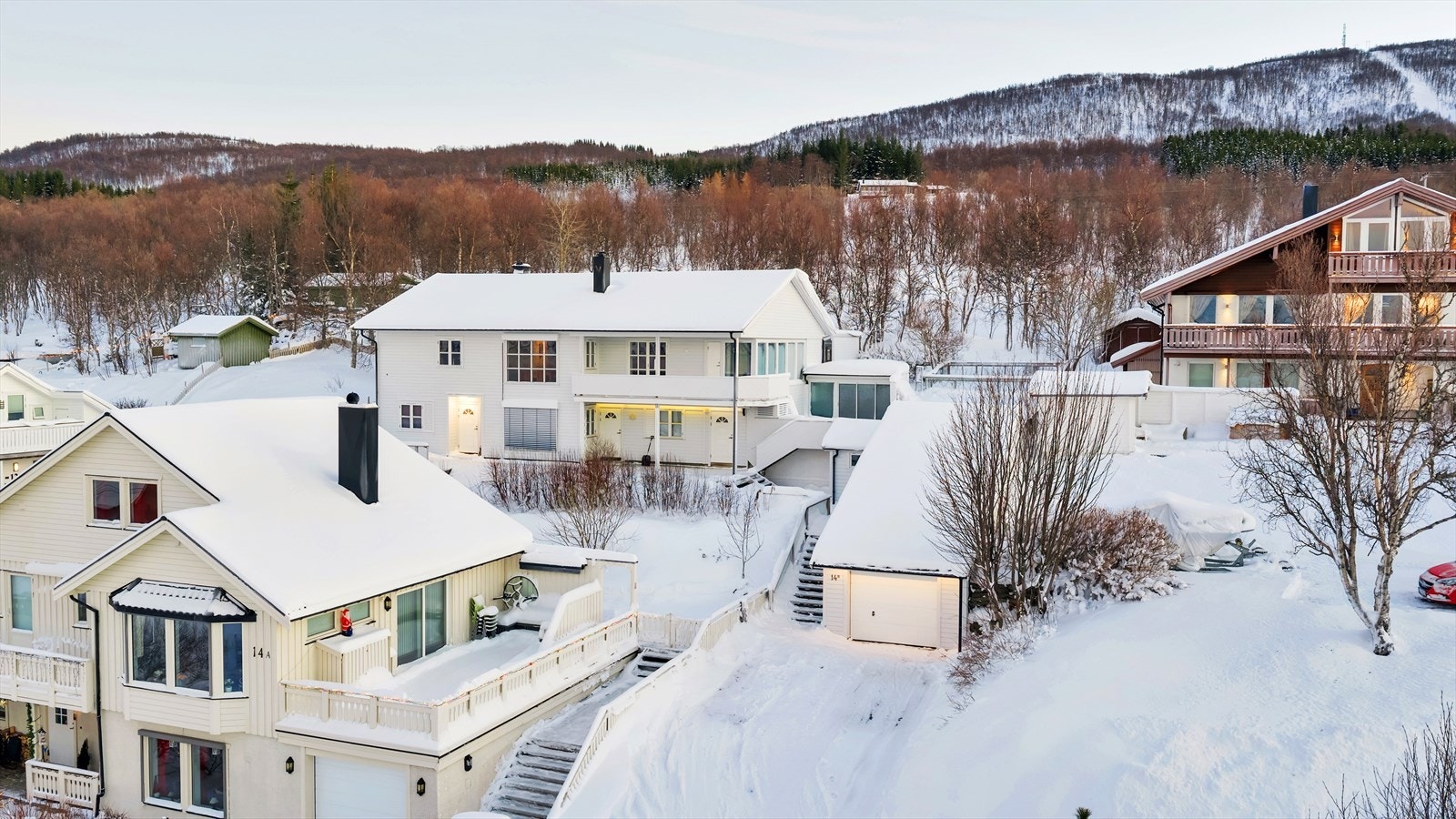 Rikelig oppstillingsplass for kjøretøy både i garasje og på tomt. Galleribilde