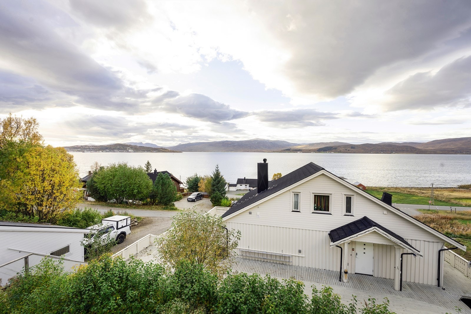 Utsikt mot vest. Her har man gode solforhold til langt på kveld om sommeren. Galleribilde