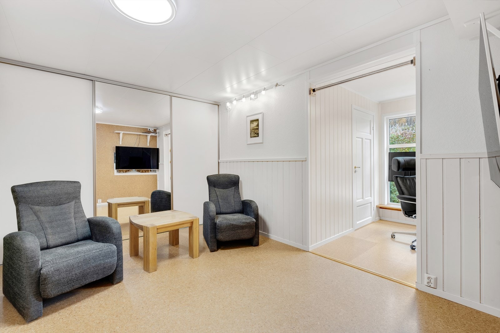 TV-stue, med praktisk skyvedørsgarderobe for oppbevaring. Galleribilde