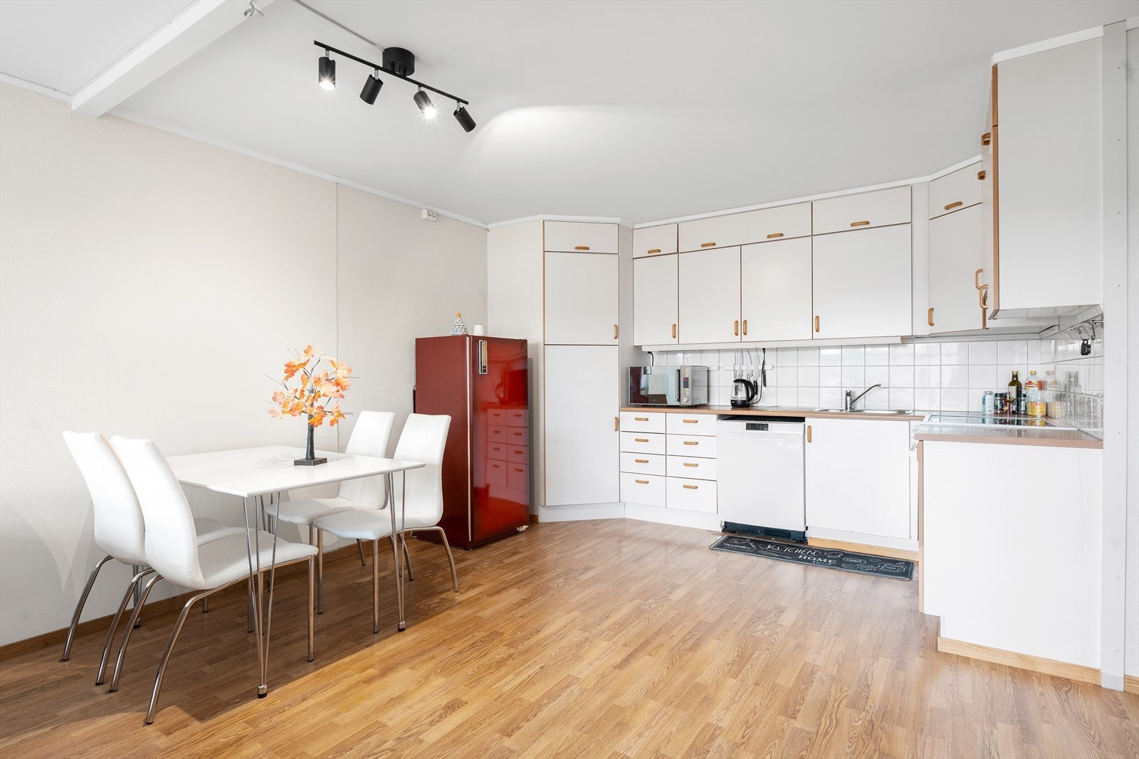 Kjøkken i åpen og sosial løsning til stue. Galleribilde