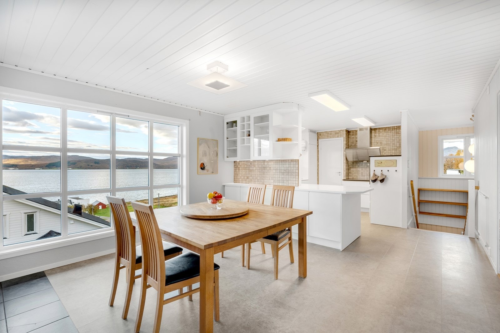 Her kan man nyte et godt måltid i både små og store lag, med fantastisk utsikt! Galleribilde