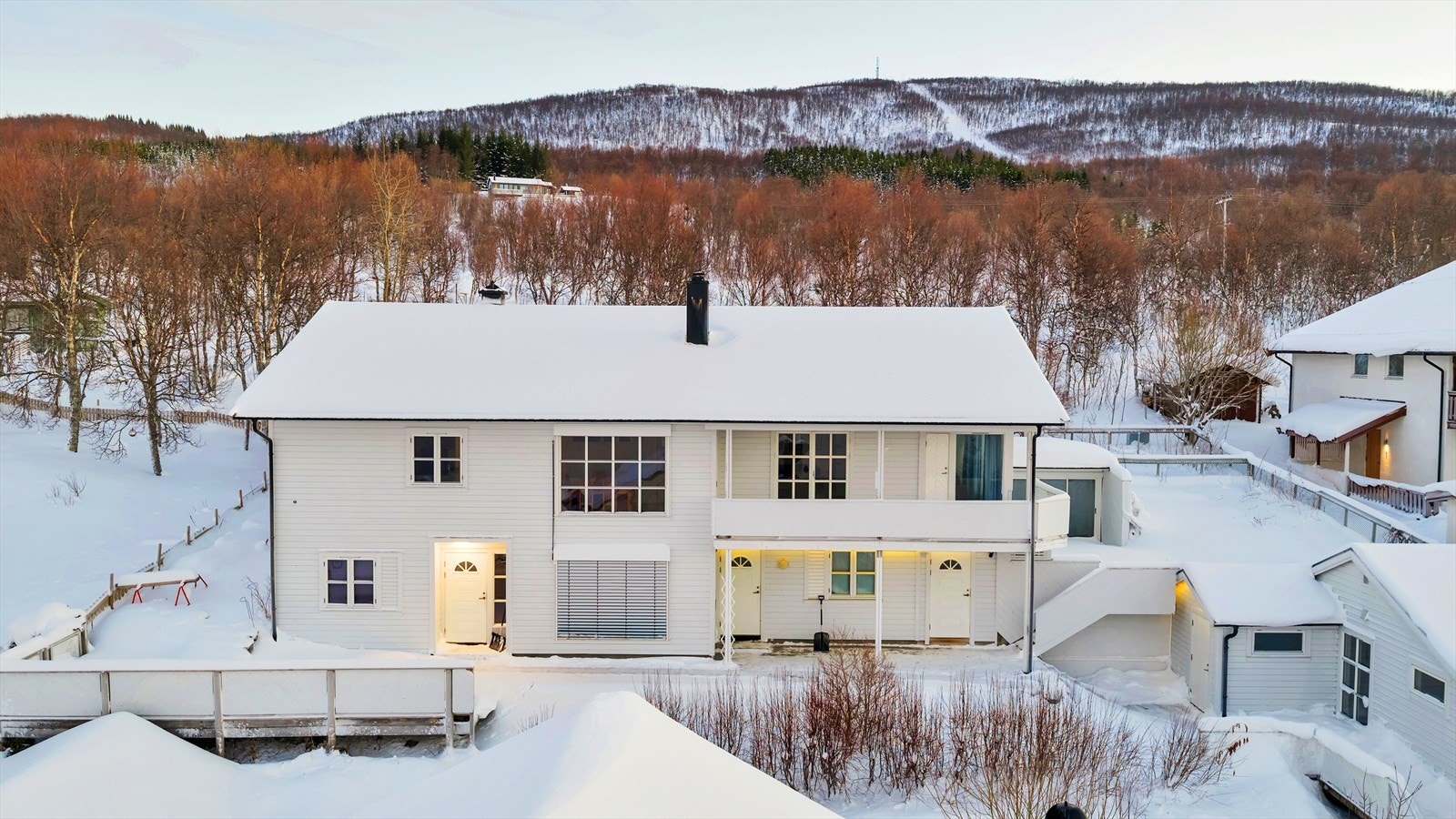 En innholdsrik og flott familiebolig med utleiedel, flotte utearealer, naturskjønne omgivelser og gode solforhold! Galleribilde