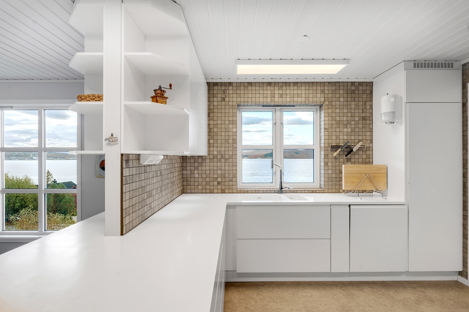 Moderne utførelse, med slette fronter og integrerte hvitevarer. Galleribilde