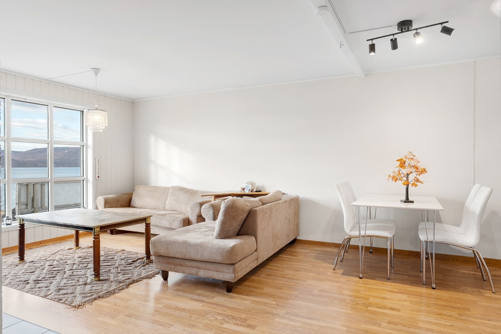 Innbydende og trivelig stue, med god plass til både sitte- og spisegruppe. Galleribilde