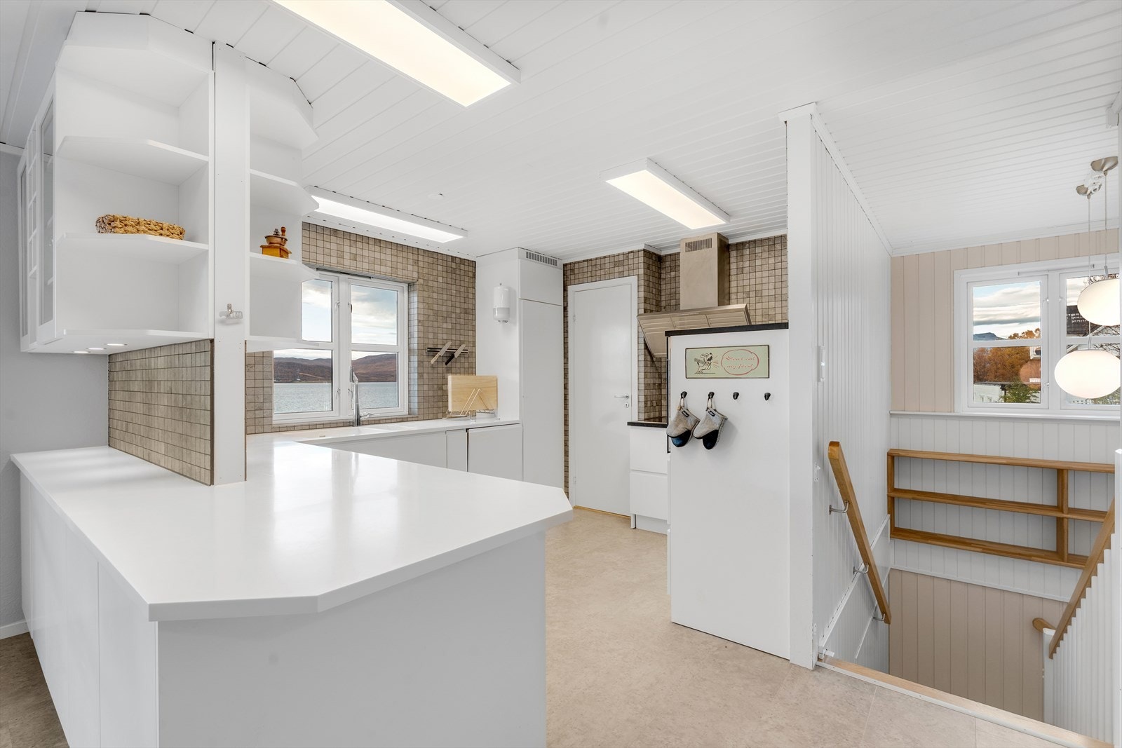 Kjøkkenet byr på rikelig skap- og benkeplass. Galleribilde