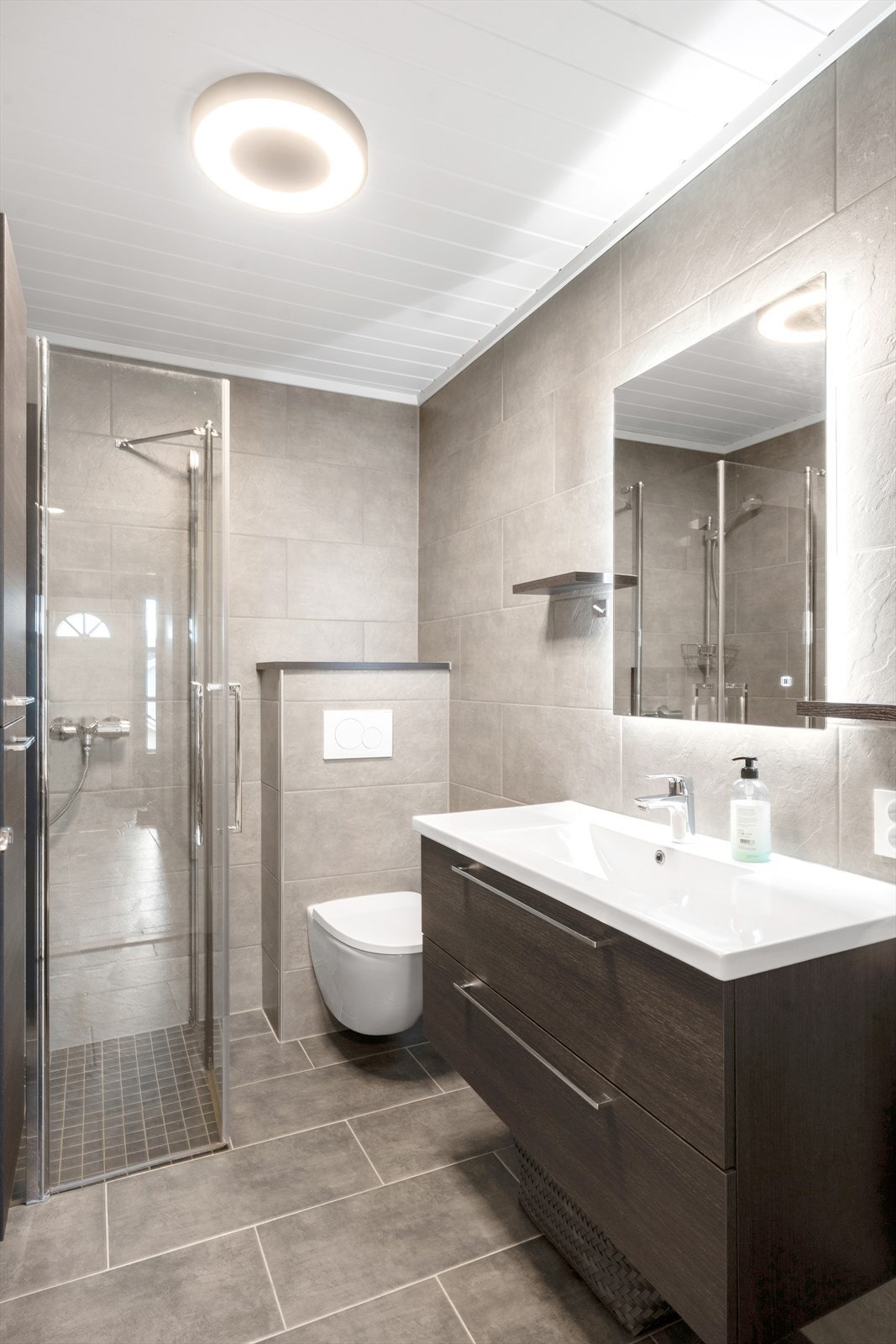 Hovedboligen har et bad i hver etasje - dette i underetasje, renovert i 2019! Komplett flislagt i lekre fliser, med moderne innredninger. Galleribilde