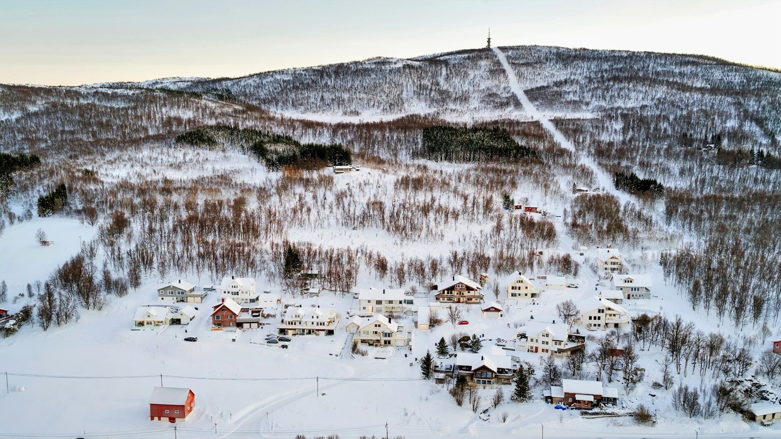 Boligen befinner seg i et rolig og familievennlig nabolag på Tønsnes, med fantastiske tur- og rekreasjonsområder like utenfor ytterdøra! Galleribilde
