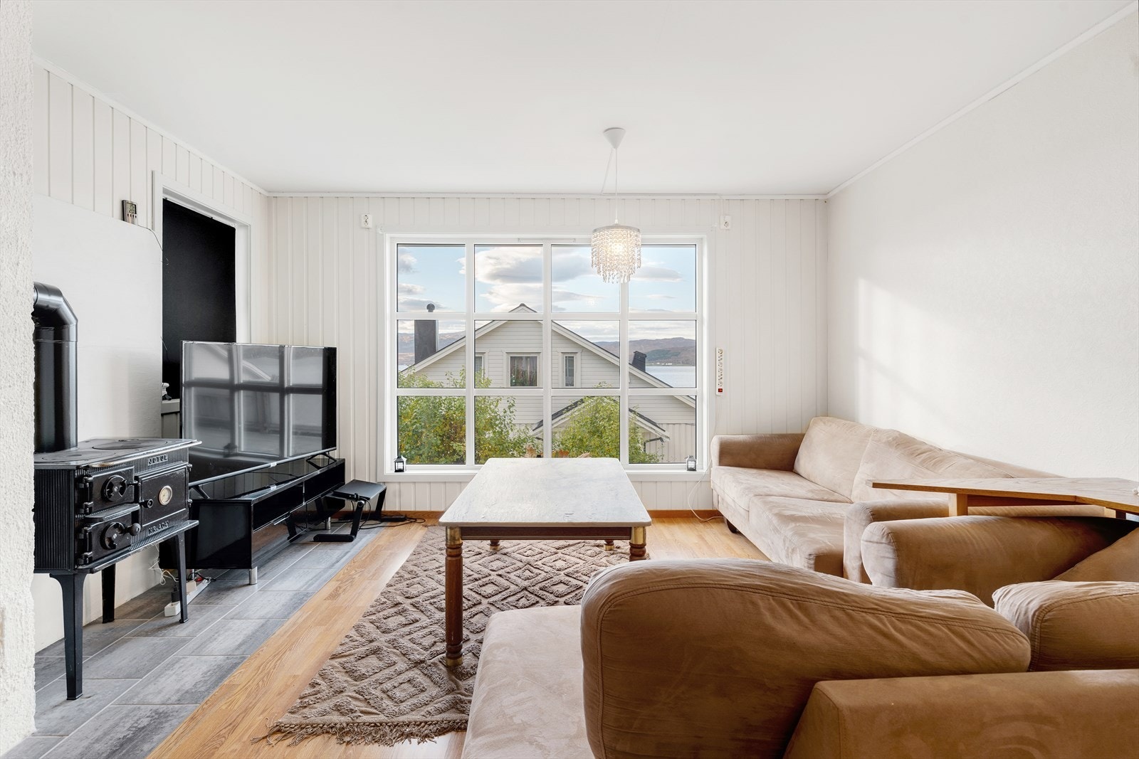 I boligens underetasje finner du en flott 2-roms leilighet med egen inngang, og mulighet for gode leie-inntekter. Galleribilde