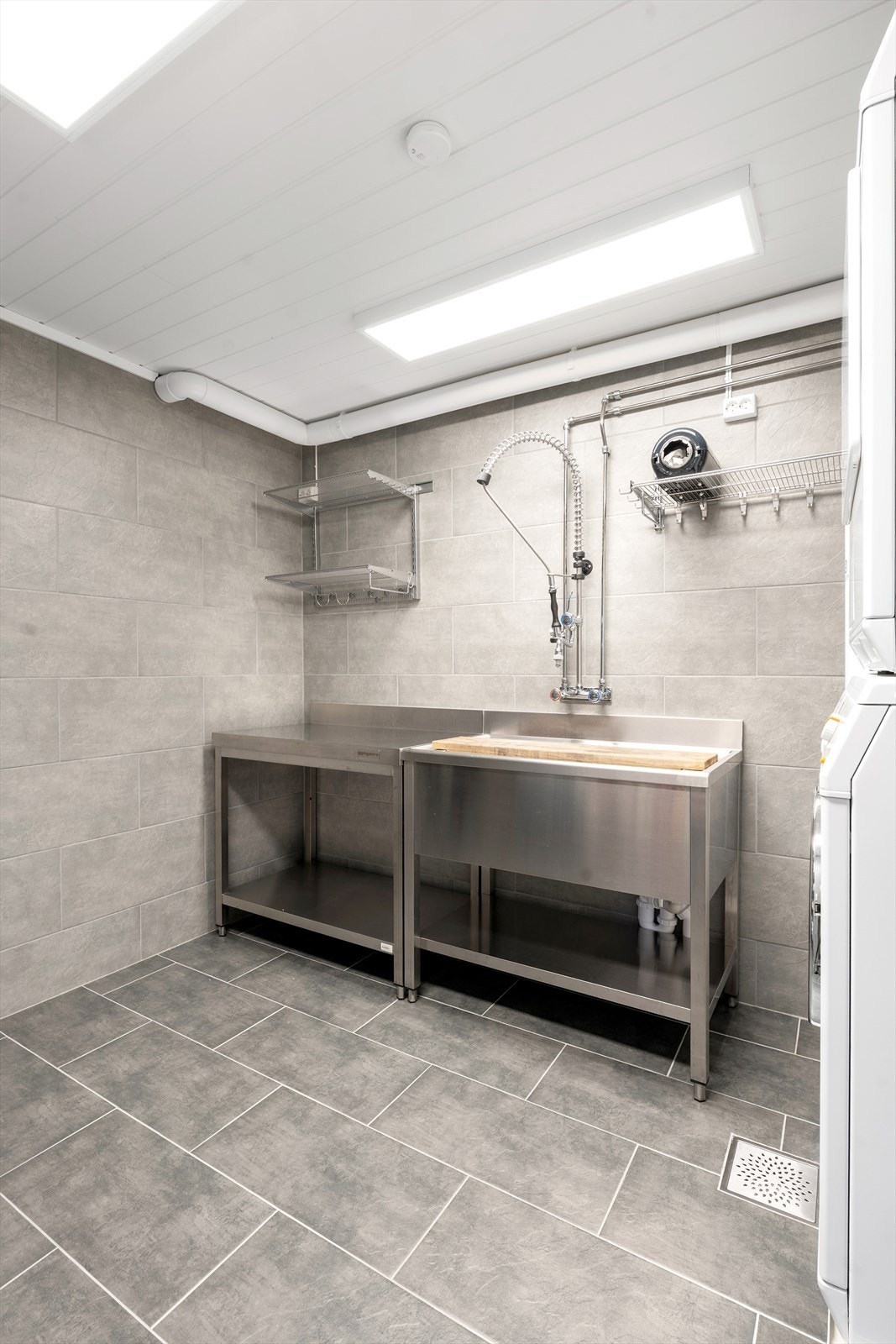 Hovedboligen har i tillegg et vaskerom i hver etasje - dette i underetasjen, etablert i 2019. Galleribilde