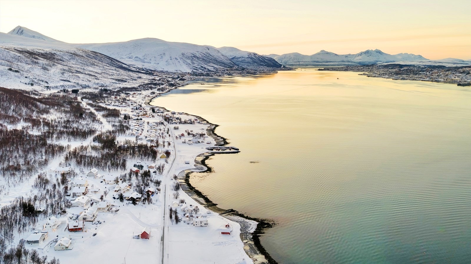 Her bor du idyllisk til, i naturskjønne omgivelser med både sjø, skog og fjell i umiddelbar nærhet. Galleribilde