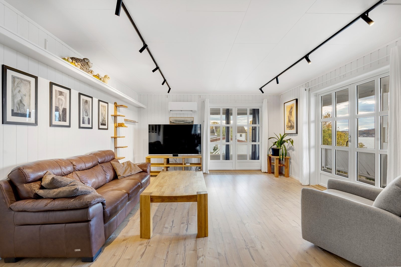 Fra stue har du utgang til balkongen, som strekker seg rundt boligens sør- og vestside. Galleribilde