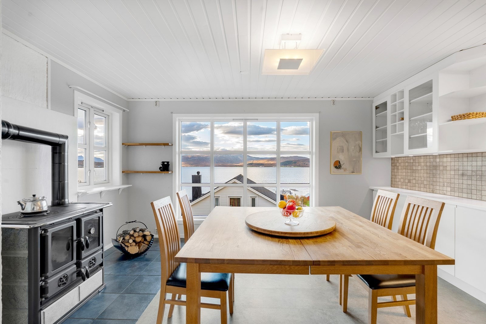 Vedovn/peis for kalde vinterdager, eller for ekstra kos ved middagsbordet. Galleribilde