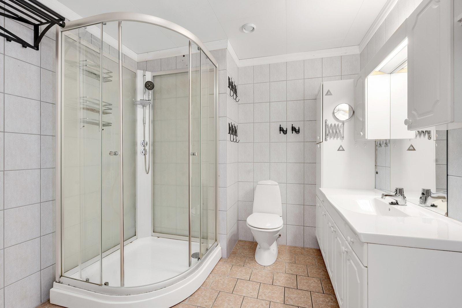 Bad 2 - Komplett flislagt, med praktiske innredninger. Galleribilde