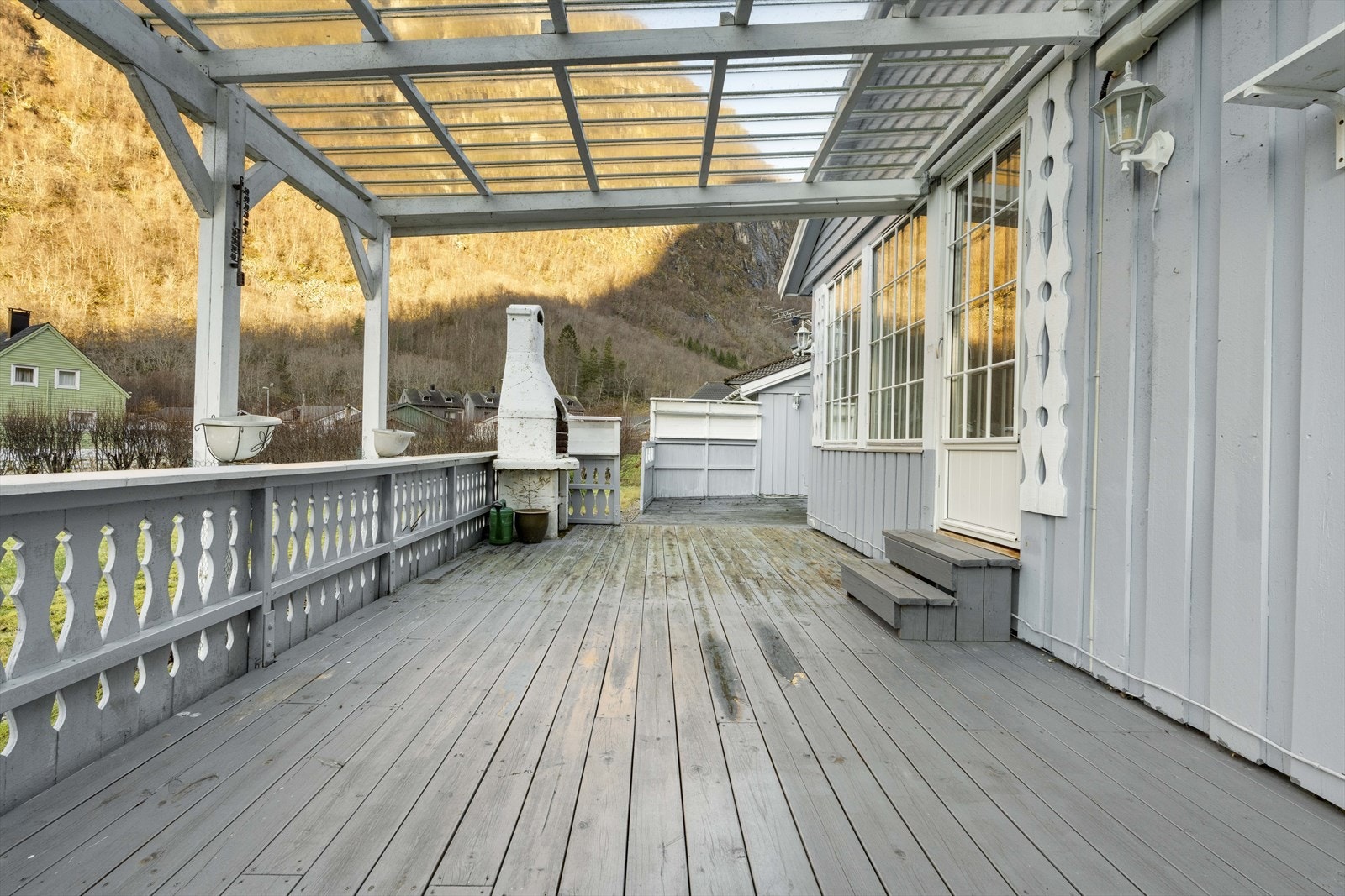 Takoverbygd terrasse i tilknytning til stova Galleribilde