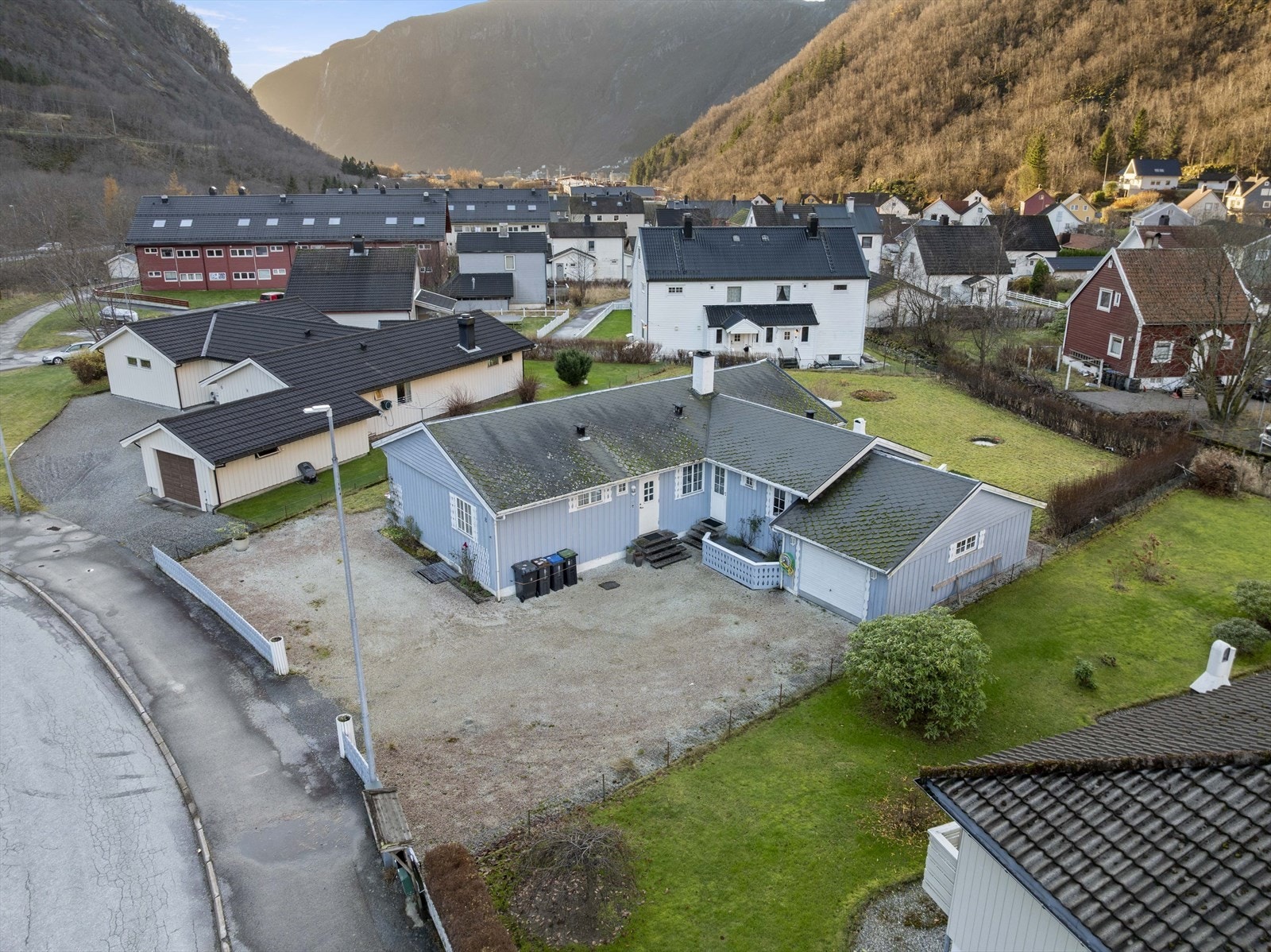 Eigedommen har ei lettstelt, flat tomt som er opparbeida med gruslagt tunplass og hage som vender mot vest Galleribilde