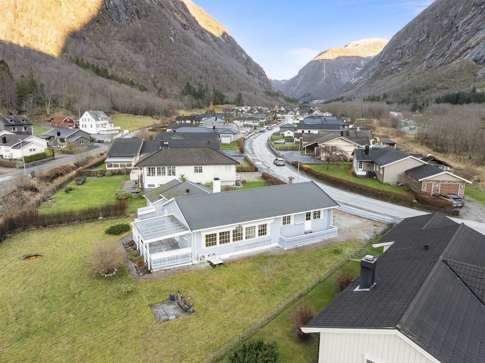 Eigedommen ligg fint til i barnevennleg bustadfelt på Dale Galleribilde