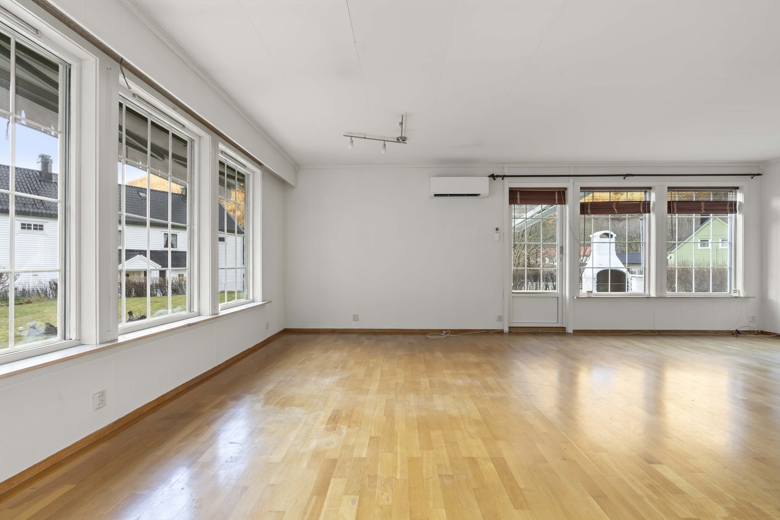 Romsleg stove med store vindu og dør ut til veranda Galleribilde