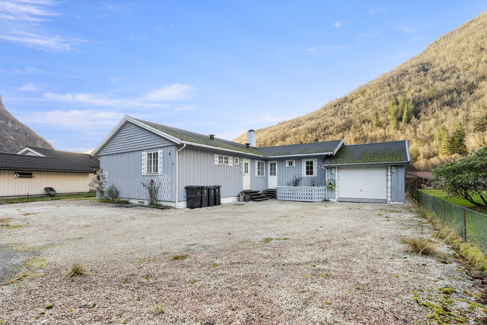 Gruslagt tun med plass til fleire bilar Galleribilde