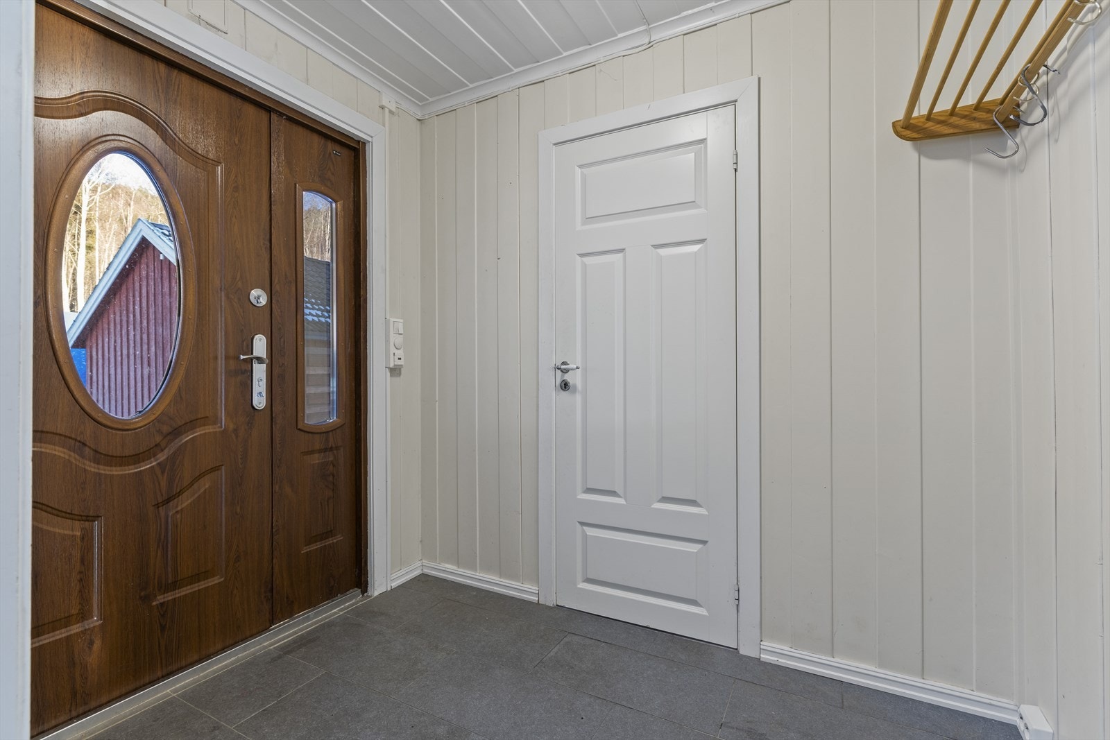 Velkommen inn - Gangen gir mulighet for å henge fra deg yttertøyet. Galleribilde