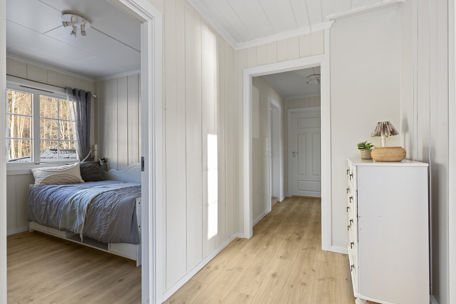 Hyller på vegg på de to soverommene ved trappen vil medfølge handelen Galleribilde