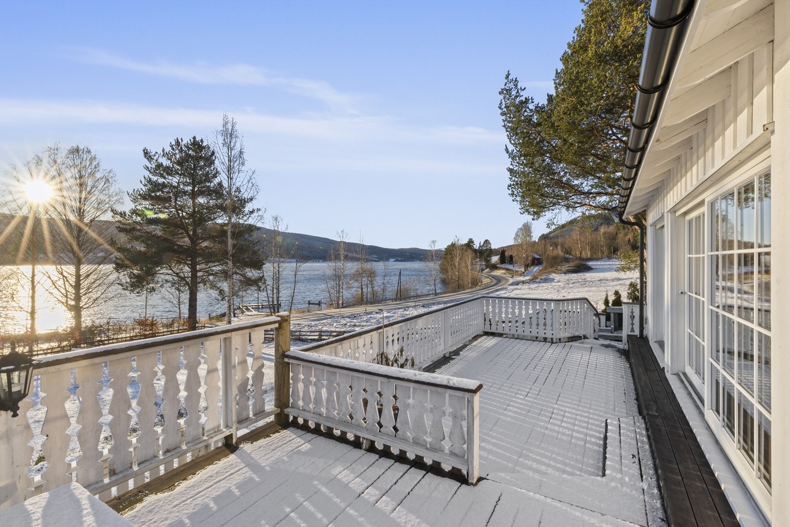 Her våkner du til solglitter i vannet og avslutter dagen med gyldne solnedganger som maler landskapet i varme toner. Galleribilde