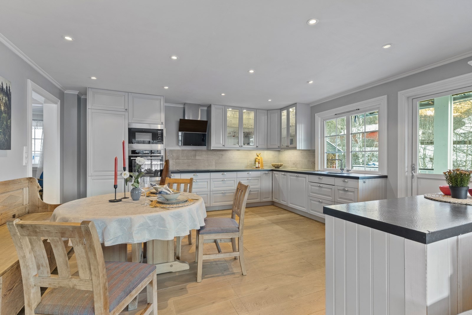 Kjøkkenet er husets hjerte. Lekkert, moderne kjøkken fra 2016. Galleribilde