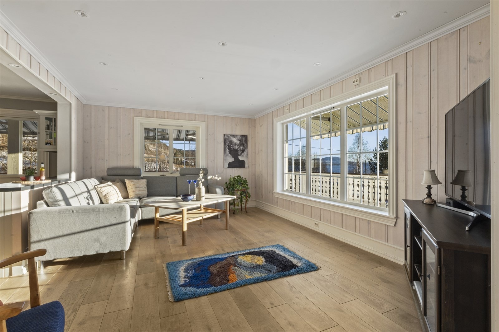 Romslig kjøkken med ekstra plass til innredning etter ønske. I dag innredet som Tv-stue. Galleribilde