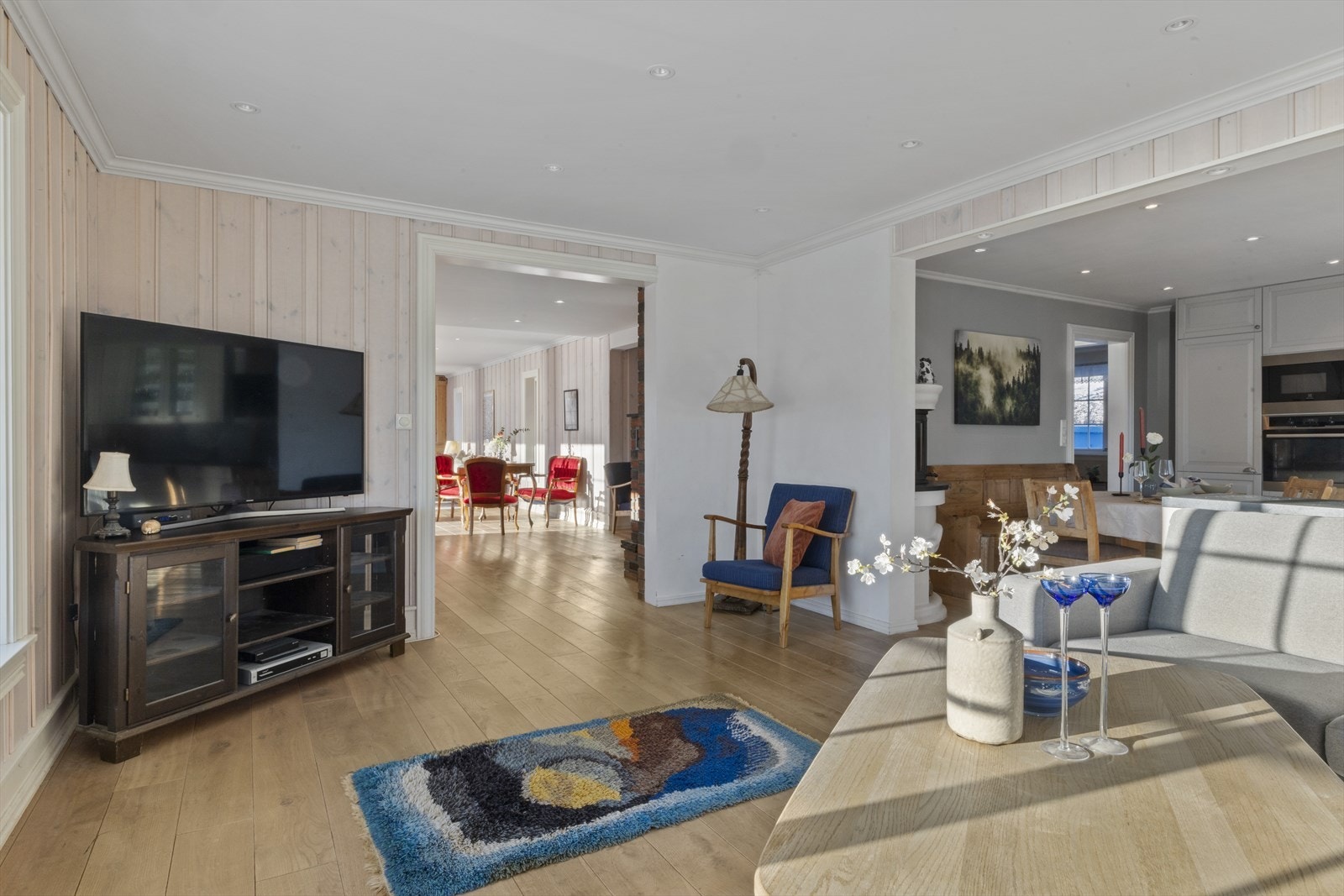 Første etasje er åpen og sosial. Galleribilde