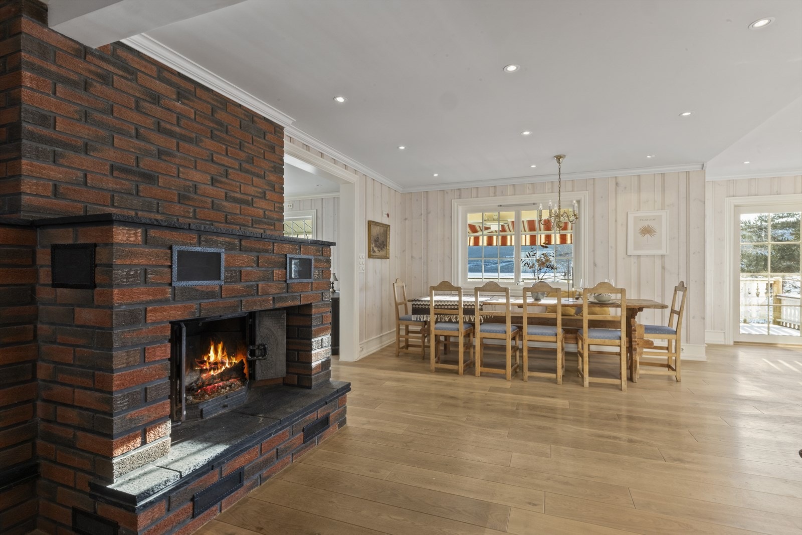 Spotter i taket gir et moderne uttrykk, mens den eldre vedpeisen tilfører varme og karakter. Galleribilde