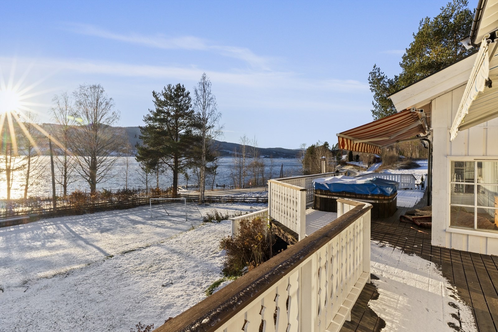 Uteområdet byr på flere koselige soner og terrasseplattinger i ulike nivåer. Galleribilde