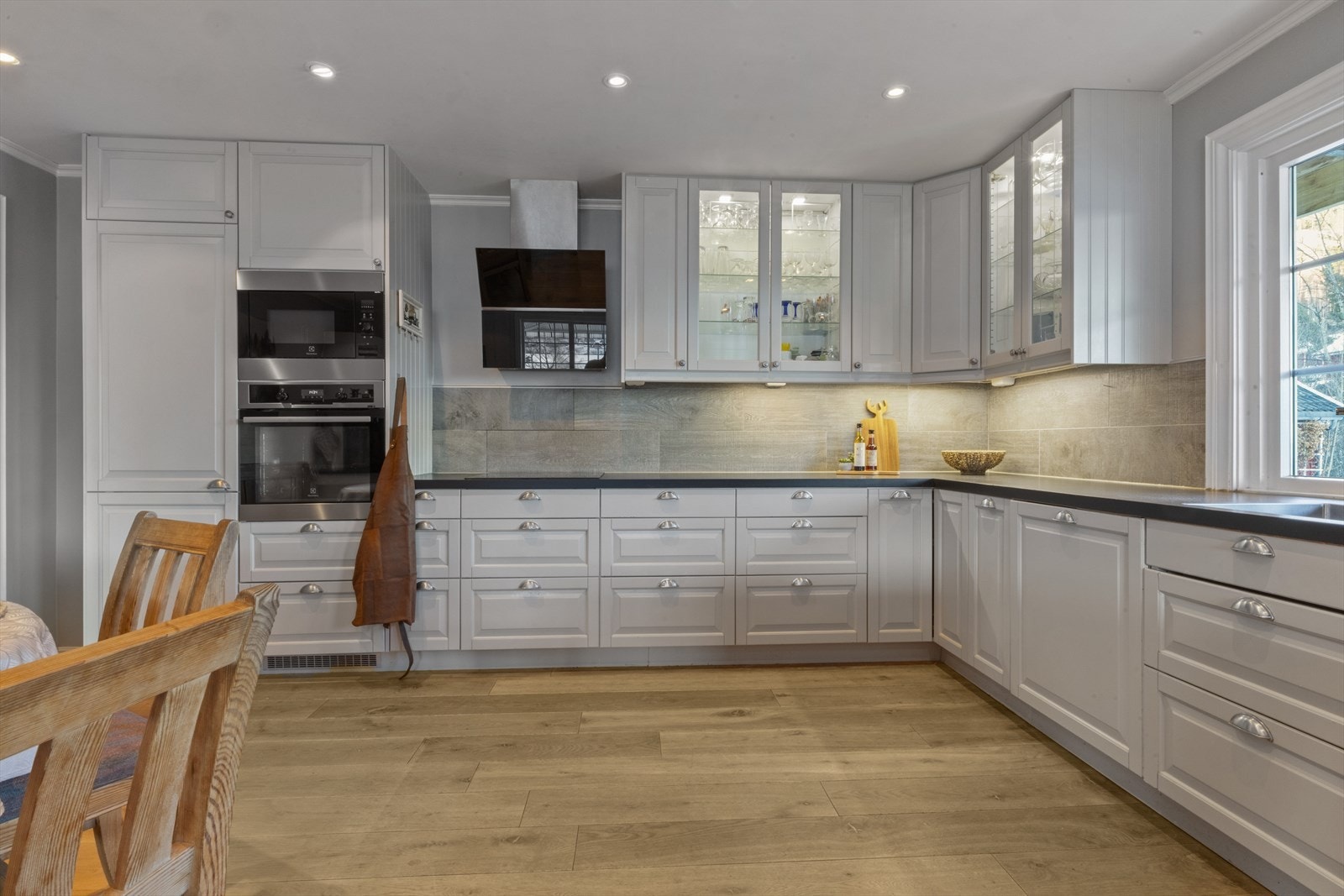 Rikelig benkeplass og smarte oppbevaringsløsninger. Ventilator tilkoblet kanal med avtrekk ut. Galleribilde