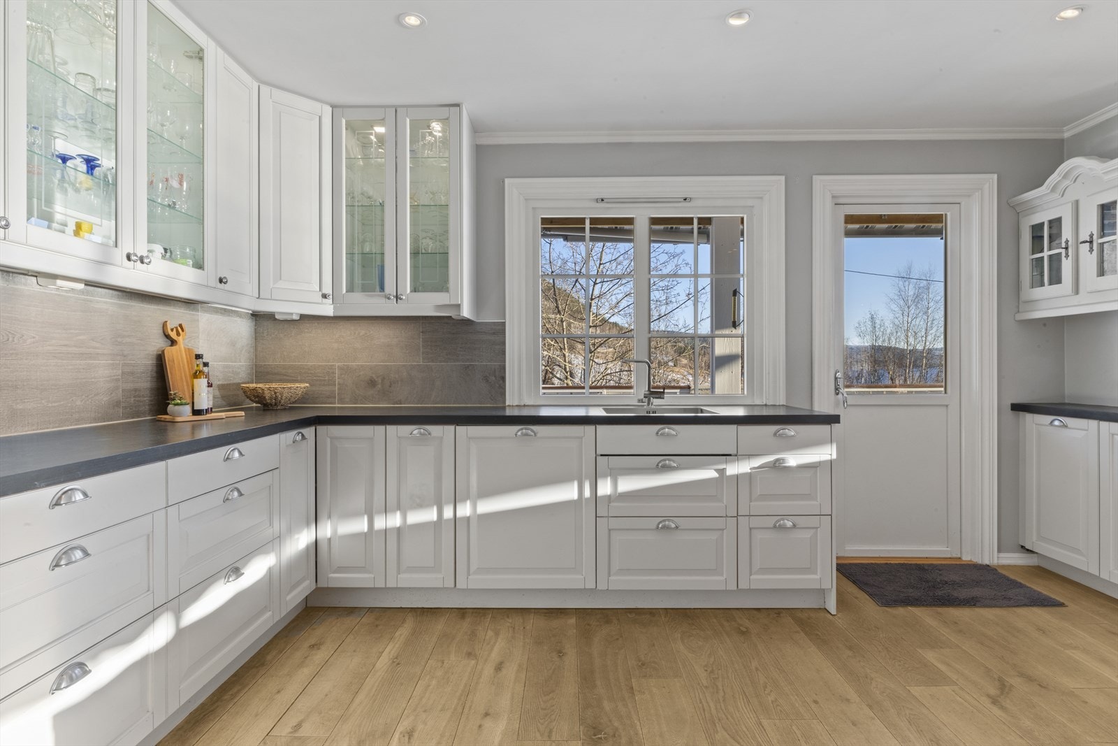 Et rom som inviterer til matlaging, latter og gode samtaler. Galleribilde